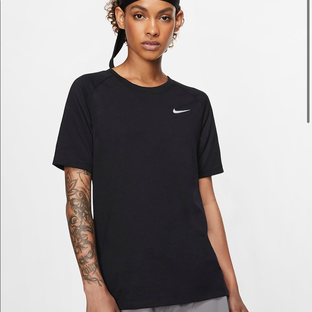 Nike Women’s Breathe Tailwind Short Sleeve Shirt